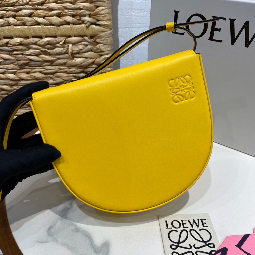 10 Heel Mini Bag L家马蹄形状的半圆包4 5x15x17 5cm 半圆形轮廓与极简翻盖肩带长度 55 130cm Loewe 罗意威官网