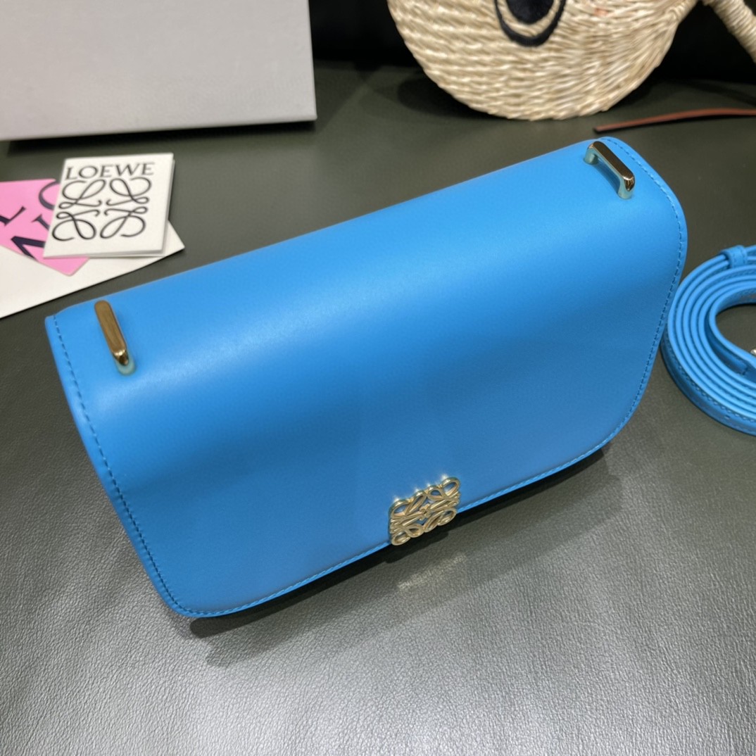 Loewe Goya accordion clutch😇, 名牌, 手袋及銀包- Carousell